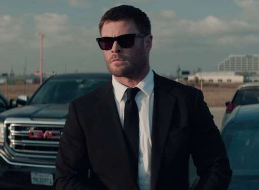 Cesta zločinu: Drzý lupič Chris Hemsworth zatápí v novém traileru pod kotlem | Fandíme filmu