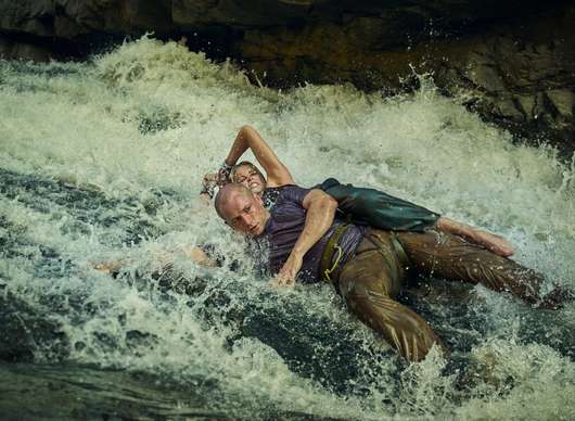 Apex: První pohled na drsný thriller, kde Charlize Theron bojuje o přežití | Fandíme filmu