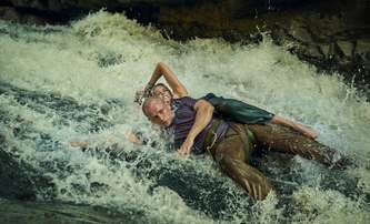 Apex: První pohled na drsný thriller, kde Charlize Theron bojuje o přežití | Fandíme filmu