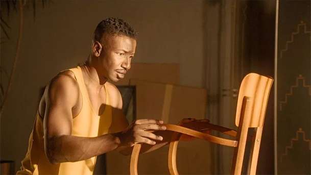 By Design: V komediálním dramatu si žena prohodí tělo se židlí | Fandíme filmu