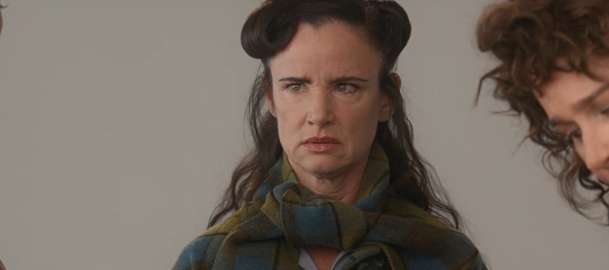 By Design: V komediálním dramatu si žena prohodí tělo se židlí | Fandíme filmu