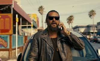 Protecting Jared: Jason Momoa v akční komedii chrání nesnesitelného miliardáře | Fandíme filmu