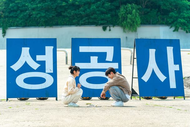 Cashero: Síla peněz - Superhrdinové platí za pomáhání tvrdou daň | Fandíme serialům