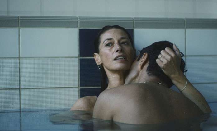 Neříkej mi mami: Učitelka dovolí nerovnou vášeň s cizím mladíkem | Fandíme filmu