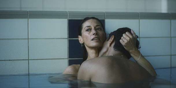 Neříkej mi mami: Učitelka dovolí nerovnou vášeň s cizím mladíkem | Fandíme filmu