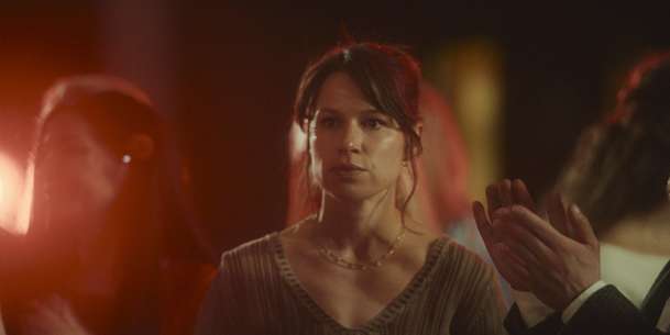 Neříkej mi mami: Učitelka dovolí nerovnou vášeň s cizím mladíkem | Fandíme filmu