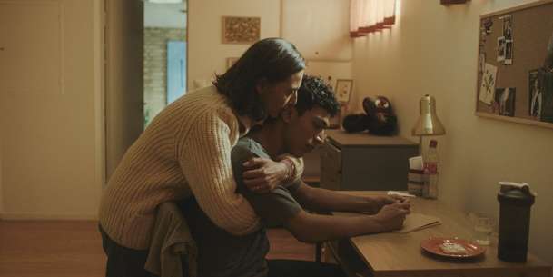 Neříkej mi mami: Učitelka dovolí nerovnou vášeň s cizím mladíkem | Fandíme filmu