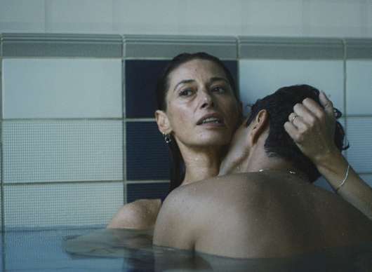 Neříkej mi mami: Učitelka dovolí nerovnou vášeň s cizím mladíkem | Fandíme filmu