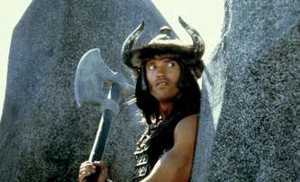 Schwarzenegger při natáčení Conana kousal do mršiny a dělal psí kusy | Fandíme filmu