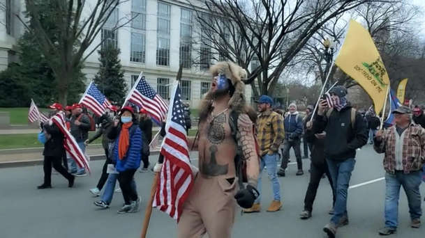 Kapitol vs. Kapitol: Dokument o výronu chaotického běsnění, co pohltil USA | Fandíme filmu