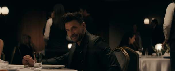 Misdirection: Olgu Kurylenko při vloupačce loví Frank Grillo | Fandíme filmu