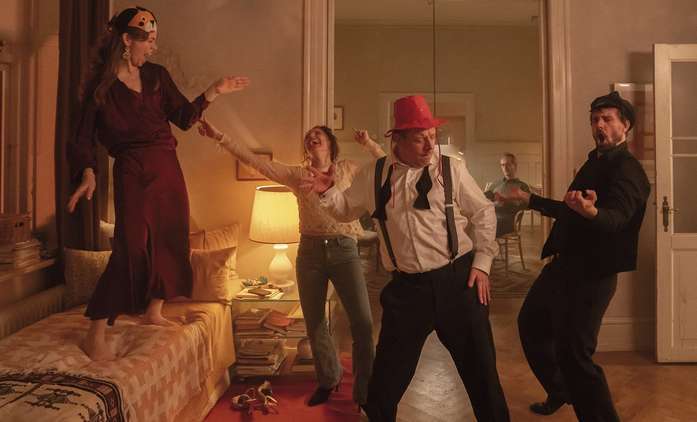 Na nové začátky!: Silvestrovský večírek v nové bláznivé komedii se řádně zvrtne | Fandíme filmu