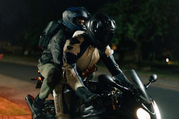Pillion: Nový trailer odhaluje taje života BDSM motorkářů | Fandíme filmu