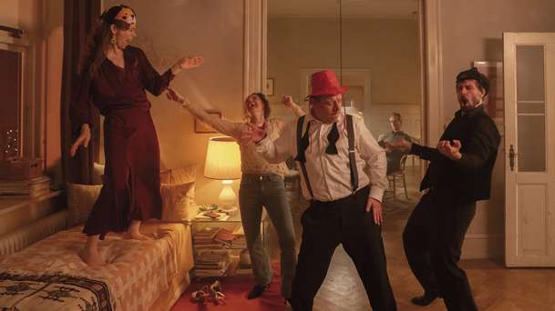 Na nové začátky!: Silvestrovský večírek v nové bláznivé komedii se řádně zvrtne | Fandíme filmu