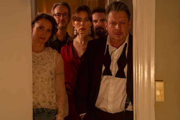 Na nové začátky!: Silvestrovský večírek v nové bláznivé komedii se řádně zvrtne | Fandíme filmu