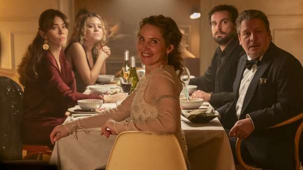 Na nové začátky!: Silvestrovský večírek v nové bláznivé komedii se řádně zvrtne | Fandíme filmu