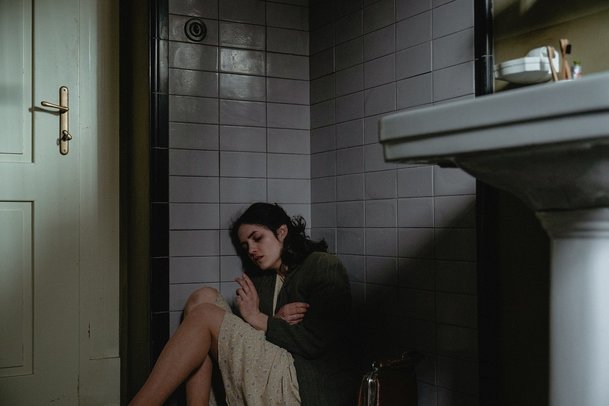 Gerta Schnirch: Dcera nacisty a Češky krutě platí za hříchy, které nespáchala | Fandíme serialům