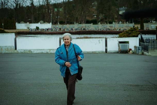 Gerta Schnirch: Dcera nacisty a Češky krutě platí za hříchy, které nespáchala | Fandíme serialům