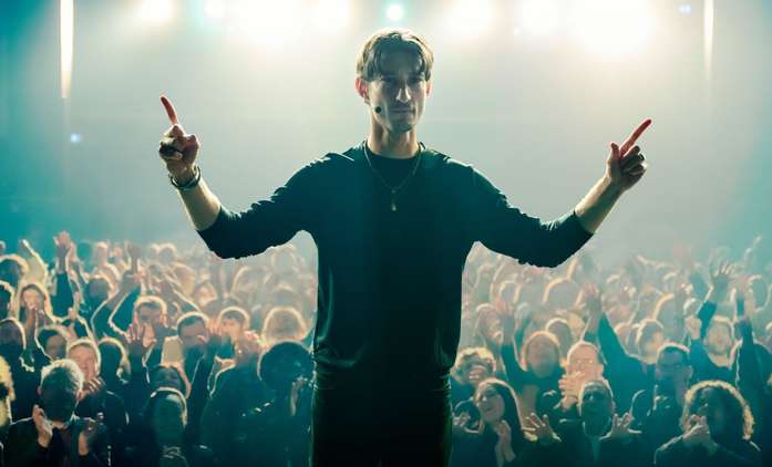 Guru: Z osobního kultu manipulativního šmejda vzejde vlna násilí | Fandíme filmu