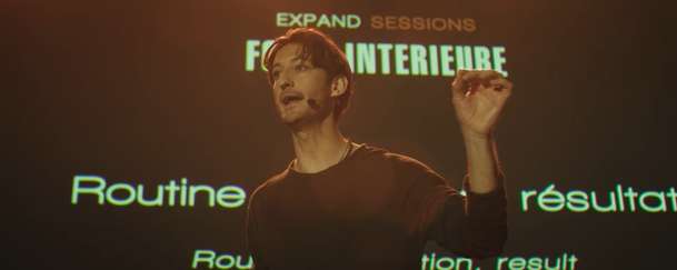 Guru: Z osobního kultu manipulativního šmejda vzejde vlna násilí | Fandíme filmu