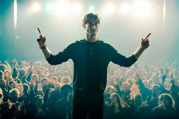 Guru: Z osobního kultu manipulativního šmejda vzejde vlna násilí | Fandíme filmu