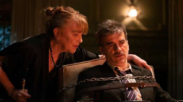 Crazy Old Lady: Senilní stařenka mučí muže, o němž si mylně myslí, že jí ublížil | Fandíme filmu