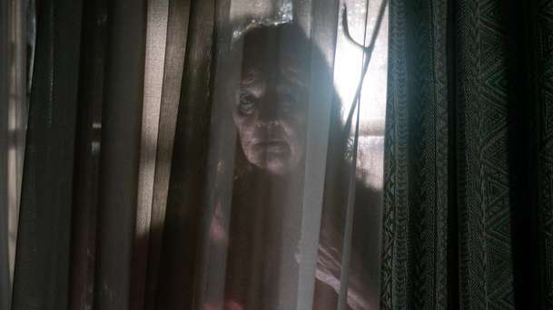 Crazy Old Lady: Senilní stařenka mučí muže, o němž si mylně myslí, že jí ublížil | Fandíme filmu