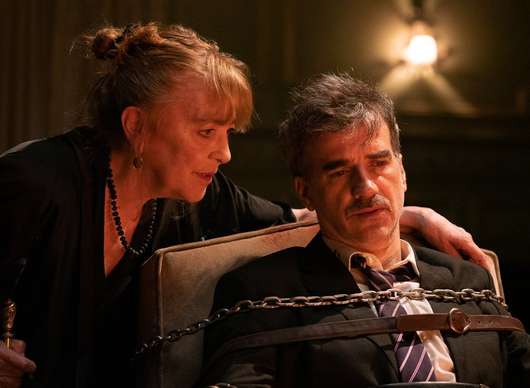 Crazy Old Lady: Senilní stařenka mučí muže, o němž si mylně myslí, že jí ublížil | Fandíme filmu