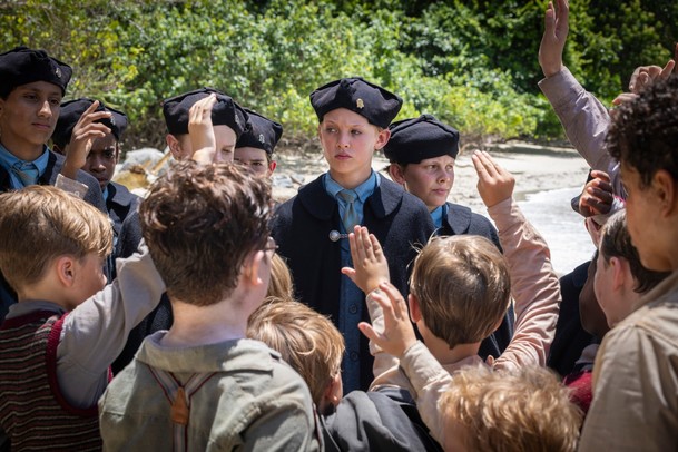 Pán much: Kluci ztroskotají a utvoří drsnou primitivní společnost | Fandíme serialům