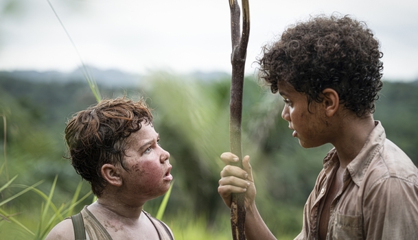 Pán much: Kluci ztroskotají a utvoří drsnou primitivní společnost | Fandíme serialům