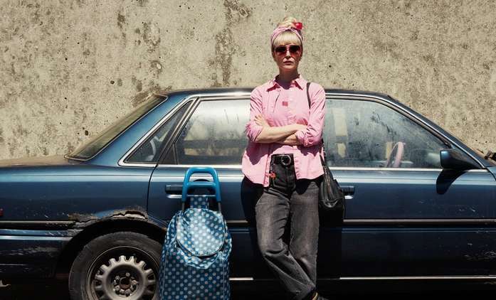 Tow, aneb vítejte v kapitalismu: Ženě ukradli auto a ještě za to musí zaplatit | Fandíme filmu