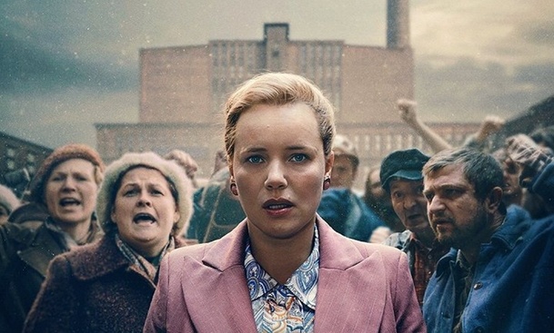 Olověné děti: Nenápadná žena na Netflixu stane v čele marného boje proti obřím hutím | Fandíme serialům