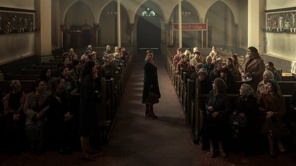 Olověné děti: Nenápadná žena na Netflixu stane v čele marného boje proti obřím hutím | Fandíme serialům