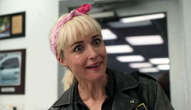 Tow, aneb vítejte v kapitalismu: Ženě ukradli auto a ještě za to musí zaplatit | Fandíme filmu