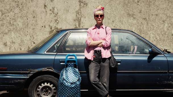 Tow, aneb vítejte v kapitalismu: Ženě ukradli auto a ještě za to musí zaplatit | Fandíme filmu