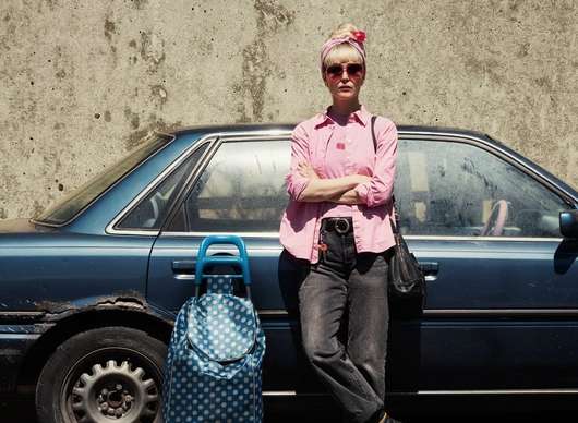 Tow, aneb vítejte v kapitalismu: Ženě ukradli auto a ještě za to musí zaplatit | Fandíme filmu