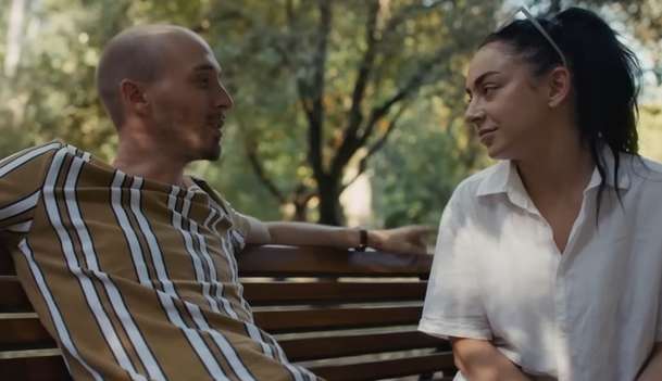 Erupcja: Charli XCX hledá lásku na středoevropském sídlišti | Fandíme filmu