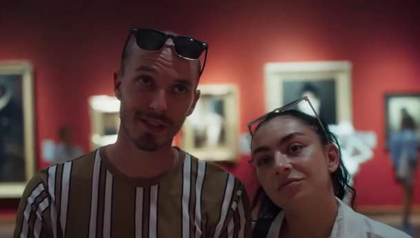 Erupcja: Charli XCX hledá lásku na středoevropském sídlišti | Fandíme filmu