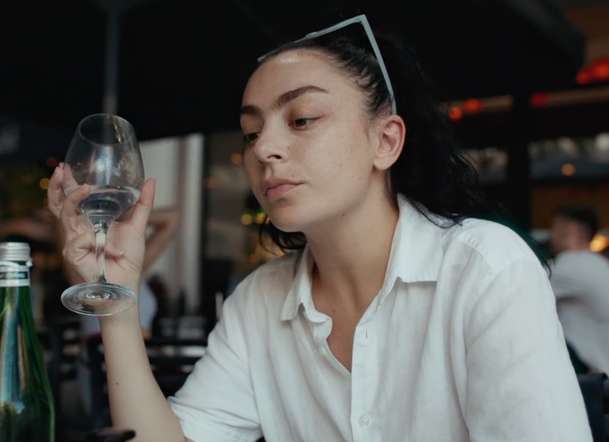 Erupcja: Charli XCX hledá lásku na středoevropském sídlišti | Fandíme filmu