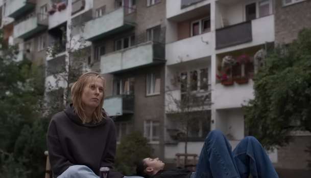 Erupcja: Charli XCX hledá lásku na středoevropském sídlišti | Fandíme filmu