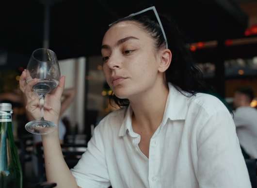 Erupcja: Charli XCX hledá lásku na středoevropském sídlišti | Fandíme filmu