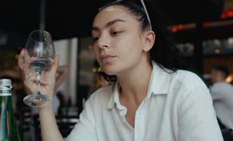 Erupcja: Charli XCX hledá lásku na středoevropském sídlišti | Fandíme filmu