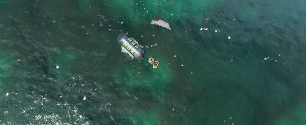 Deep Water: Po havárii letadla mezi žraloky začínají jatka - trailer | Fandíme filmu