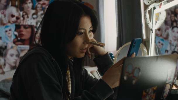 Slanted: V chystaném hororu si školačka nechá změnit rasu, aby konečně zapadla | Fandíme filmu