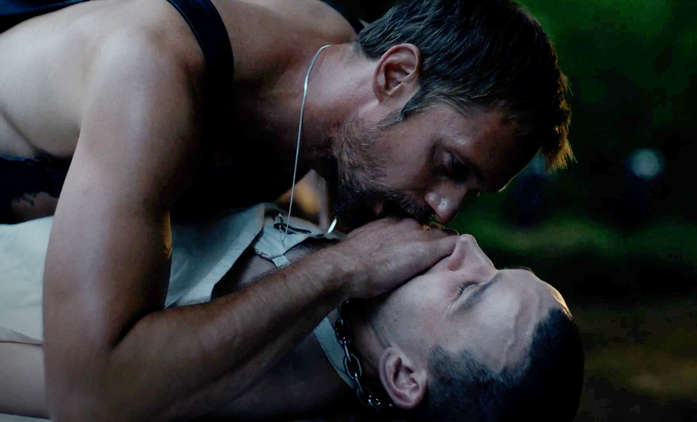 Pillion: Alexander Skarsgård vjíždí do našich kin jako BDSM motorkář | Fandíme filmu