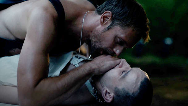 Pillion: Alexander Skarsgård vjíždí do našich kin jako BDSM motorkář | Fandíme filmu