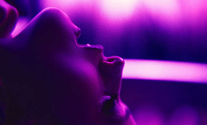 Šahej na mě: Mimozemšťan z bláznivé sci-fi komedie laská lidi svým chapadélkem | Fandíme filmu