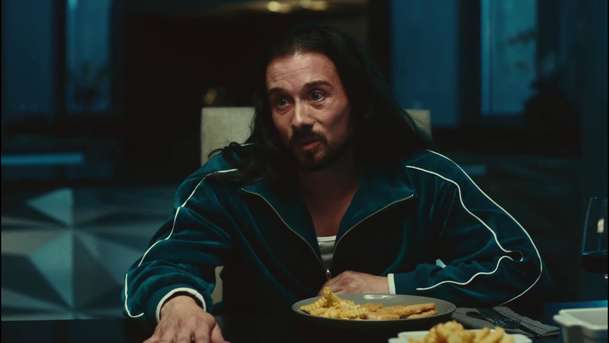 Šahej na mě: Mimozemšťan z bláznivé sci-fi komedie laská lidi svým chapadélkem | Fandíme filmu