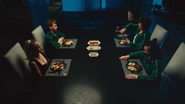 Šahej na mě: Mimozemšťan z bláznivé sci-fi komedie laská lidi svým chapadélkem | Fandíme filmu