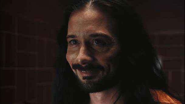 Šahej na mě: Mimozemšťan z bláznivé sci-fi komedie laská lidi svým chapadélkem | Fandíme filmu